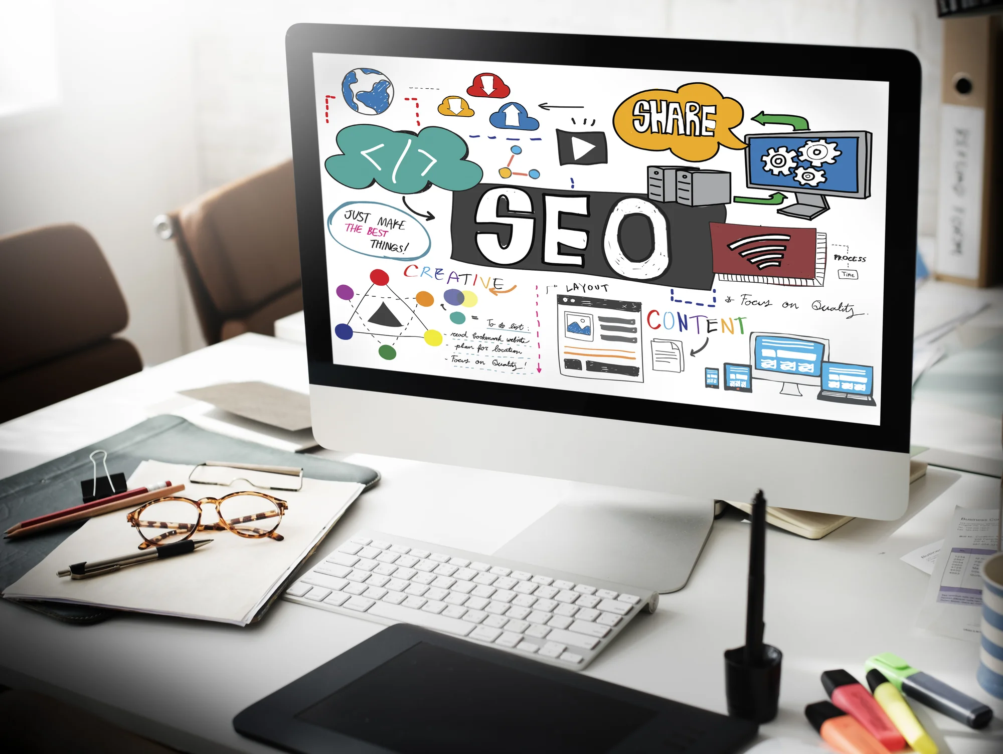 ecran d'ordinateur avec des icones de référencement seo