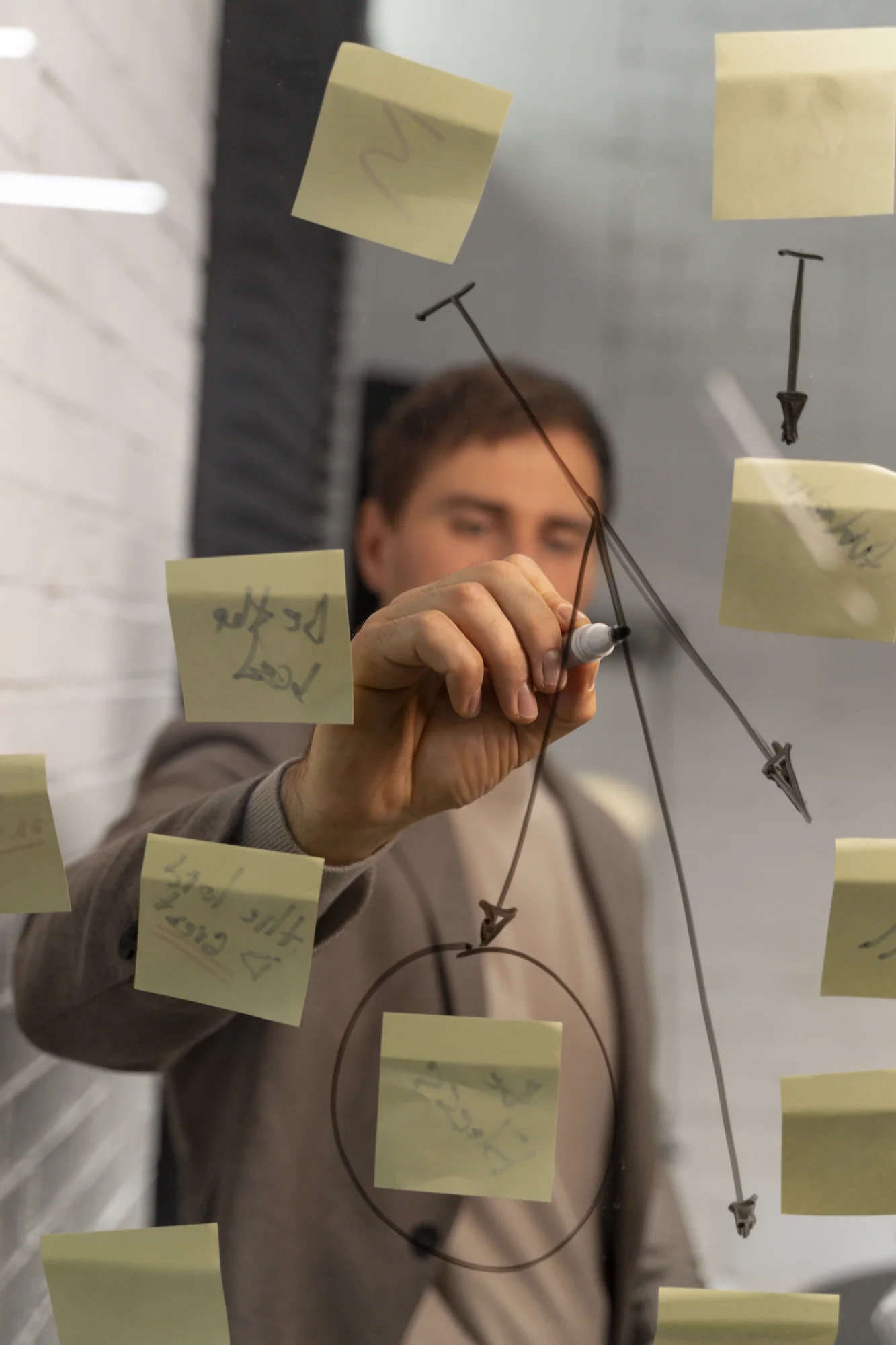 personne travaillant sur une strategie de communication